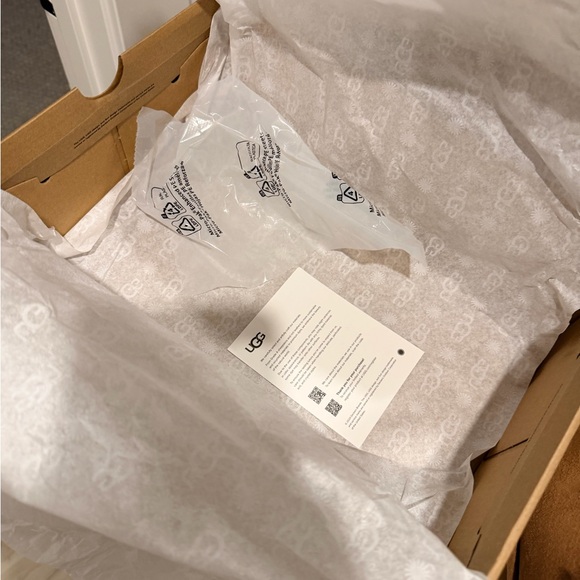 UGG Mini Bailey Button II - Picture 6 of 6